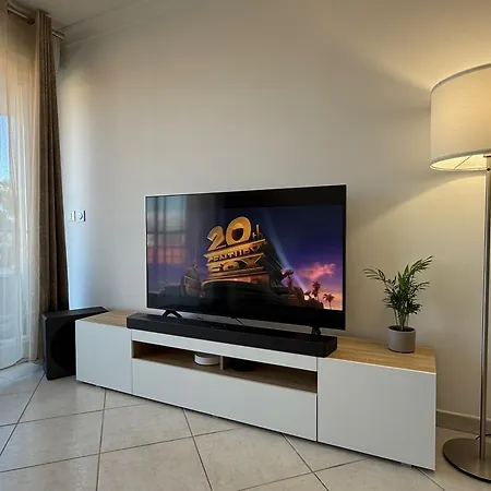 Elegant With Private Pool, Parking & 5min To Apartment *