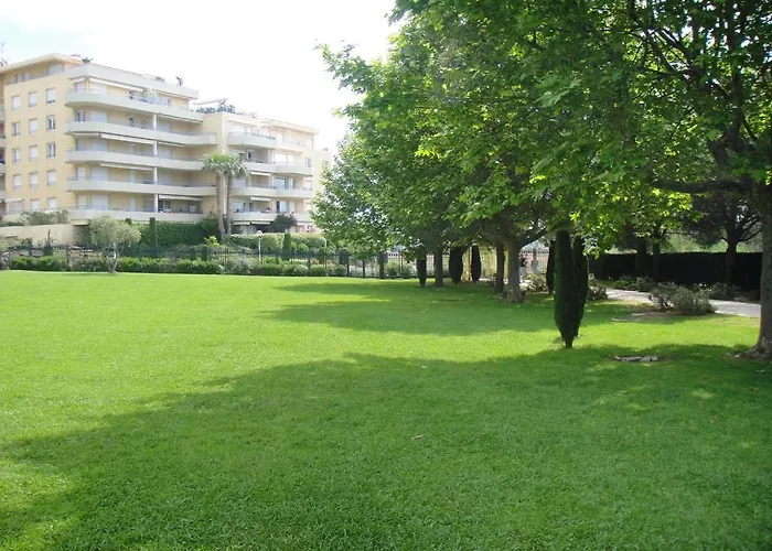 Elegant With Private Pool, Parking & 5min To Apartamento