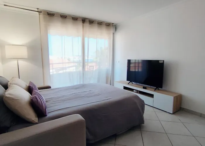 Elegant With Private Pool, Parking & 5min To *