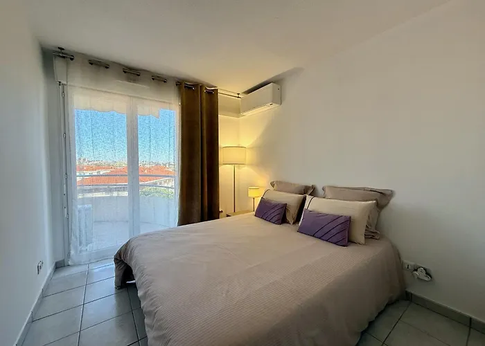 Elegant With Private Pool, Parking & 5min To